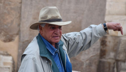 زاهي حواس يطلق حملة جمع مليون توقيع للمطالبة بعودة الآثار المصرية من الخارج